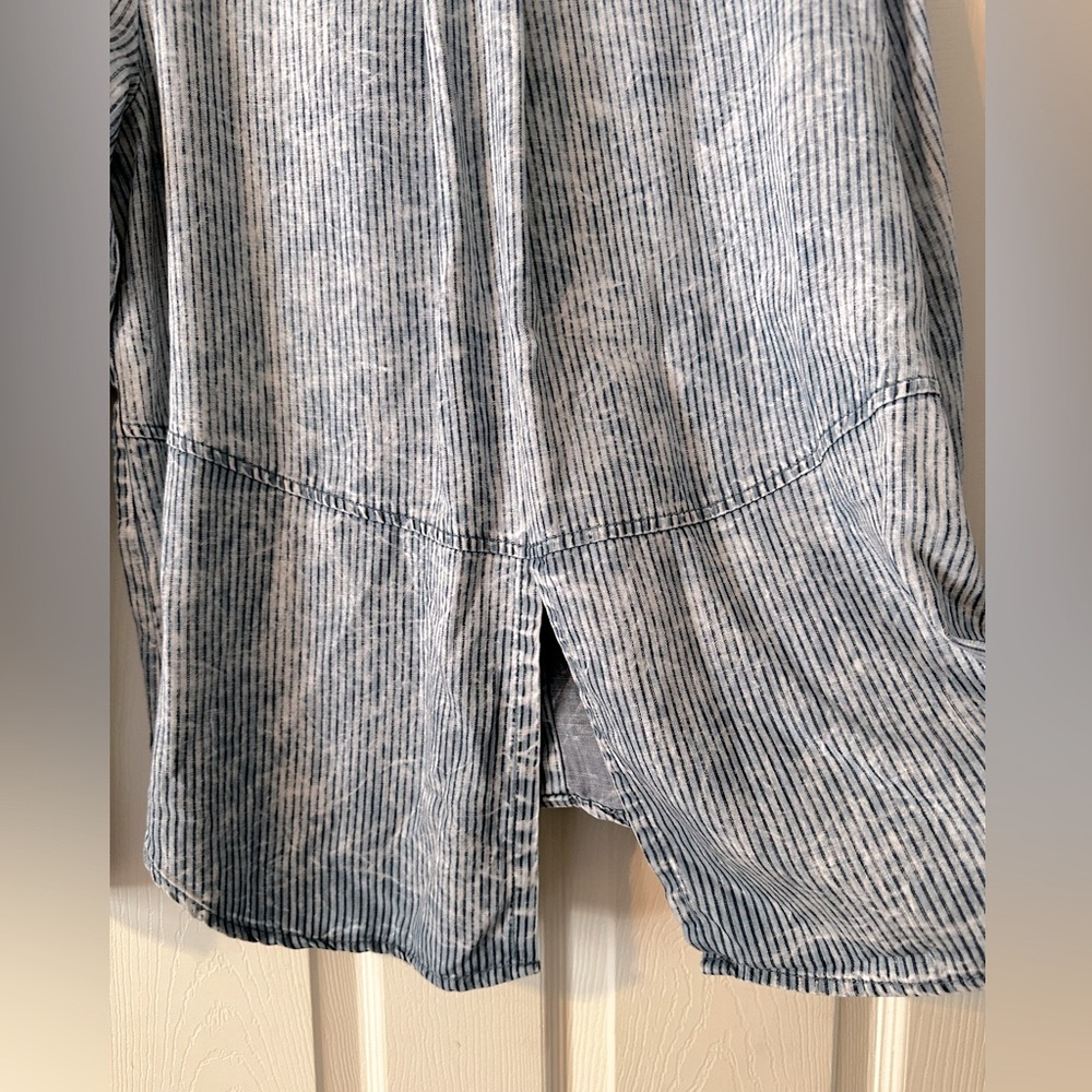 Bella Dahl button down | size M - Picture 3 of 3